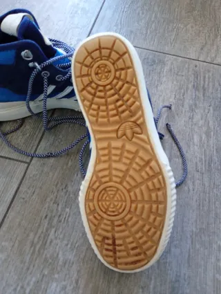 Botas Adidas azules y blancas