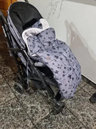 Silla de paseo marca Tuc Tuc con saco y mochila