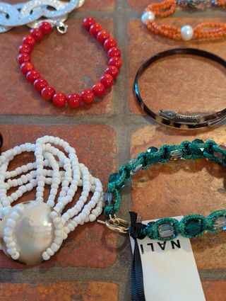 Lotto gioielli e bigiotteria + oro 18k