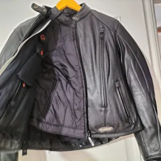 Chaqueta de cuero de mujer, casco y guantes Harley