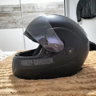 Chaqueta de cuero de mujer, casco y guantes Harley
