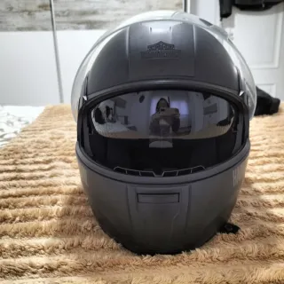 Chaqueta de cuero de mujer, casco y guantes Harley