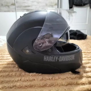 Chaqueta de cuero de mujer, casco y guantes Harley
