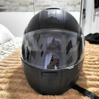 Chaqueta de cuero de mujer, casco y guantes Harley