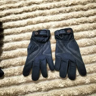 Chaqueta de cuero de mujer, casco y guantes Harley