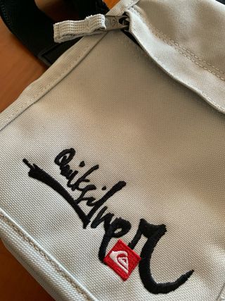 Bolso bandolera Quiksilver gris claro y negro