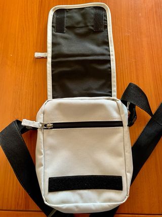 Bolso bandolera Quiksilver gris claro y negro