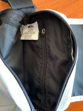 Bolso bandolera Quiksilver gris claro y negro