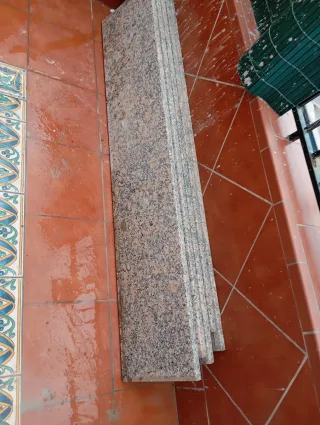 4 Peldaños y zanquines de granito.