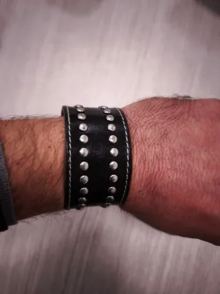 Bracciale in ecopelle nero con borchie