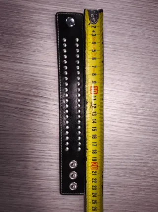 Bracciale in ecopelle nero con borchie