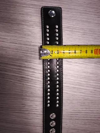 Bracciale in ecopelle nero con borchie