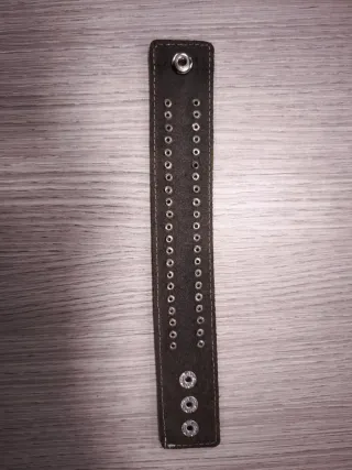 Bracciale in ecopelle nero con borchie