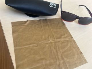 Gafas de sol Loewe rosas y moradas