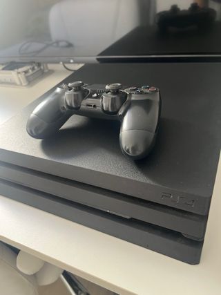 PS4 Pro 1TB con mando y Pack de juegos.