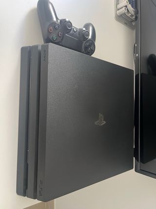PS4 Pro 1TB con mando y Pack de juegos.