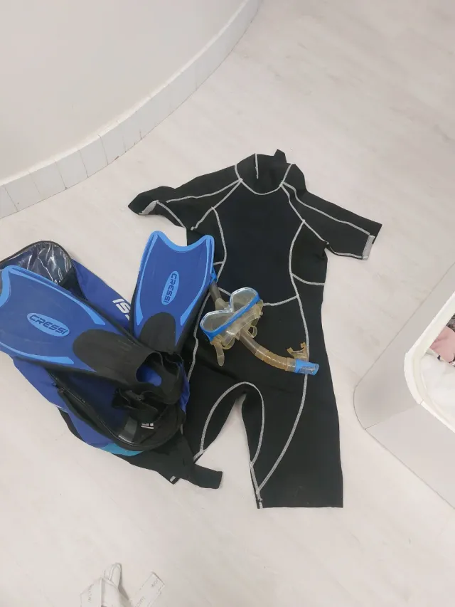 Traje neopreno corto, aletas y gafas