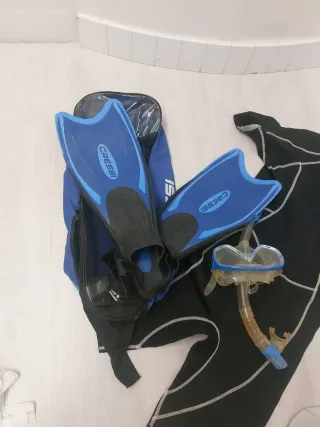 Traje neopreno corto, aletas y gafas