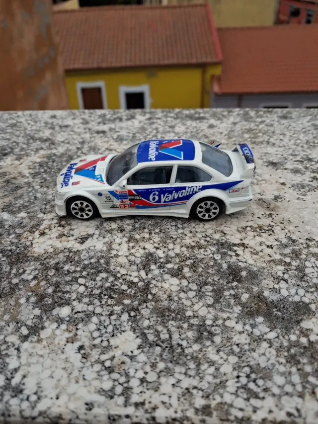 2 Macchinine da corsa rosse e bianche 7€ l'una