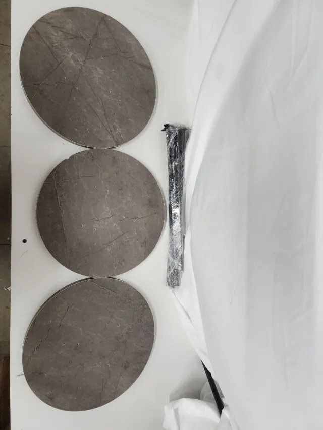 Set di tre tavolini nido rotondi in marmo grigio