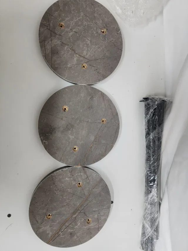 Set di tre tavolini nido rotondi in marmo grigio