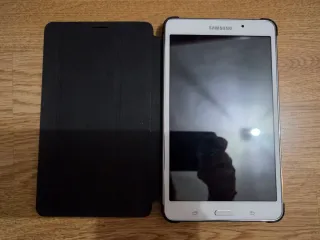 Samsung Tablet con Funda Negra SM-T230