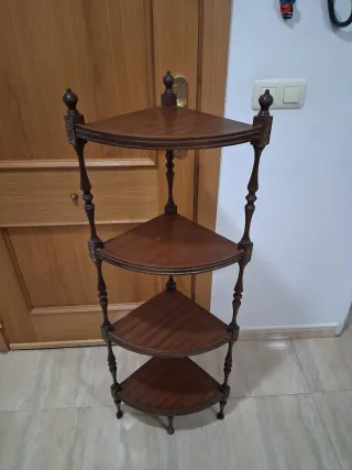 Mesilla y estantería de madera