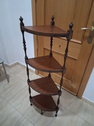 Mesilla y estantería de madera