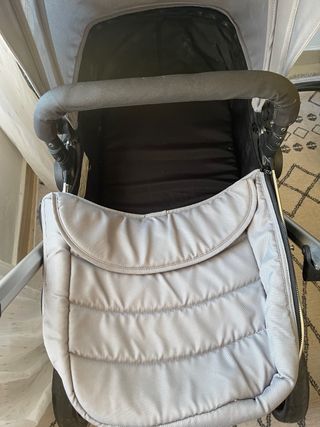Carrito de bebé gris y negro