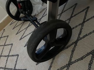 Carrito de bebé gris y negro