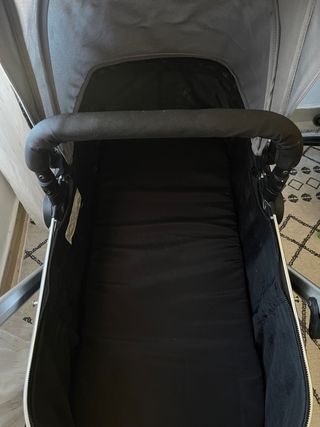 Carrito de bebé gris y negro