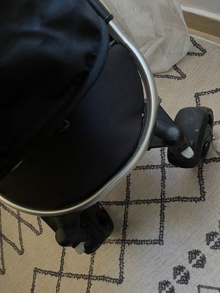 Carrito de bebé gris y negro