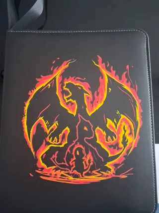 Álbum de cartas Pokémon.