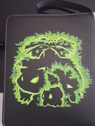 Álbum de cartas Pokémon.