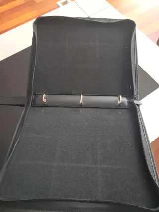 Álbum de cartas Pokémon.