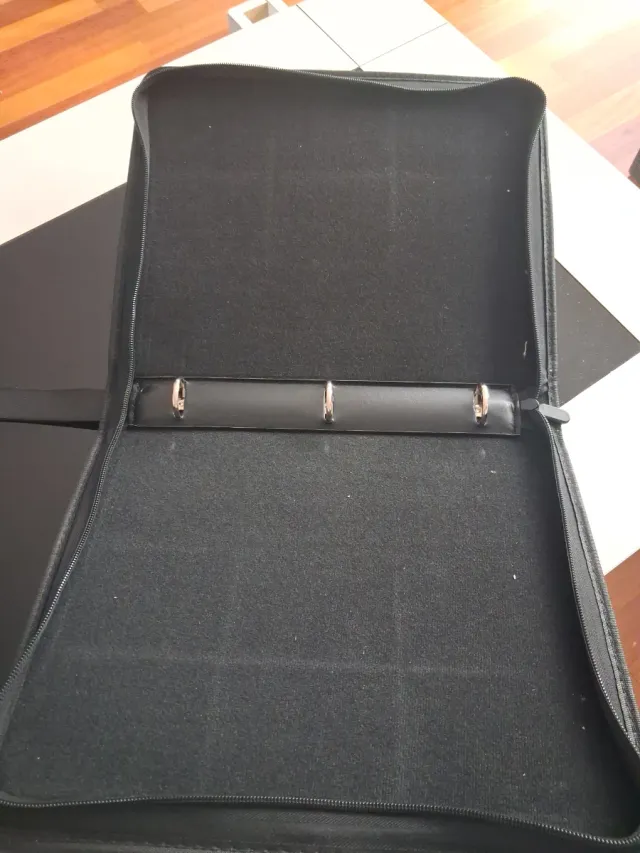 Álbum de cartas Pokémon.