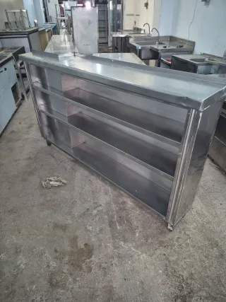 Estantería metálica plateada