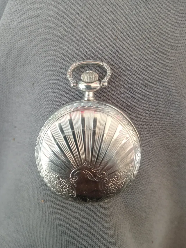 Reloj de bolsillo plateado