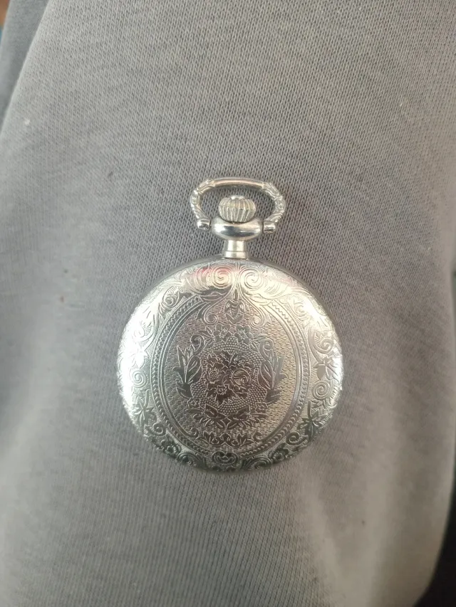 Reloj de bolsillo plateado