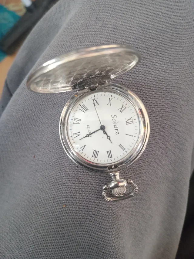 Reloj de bolsillo plateado
