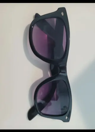 Occhiali da sole neri e viola