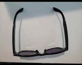 Occhiali da sole neri e viola