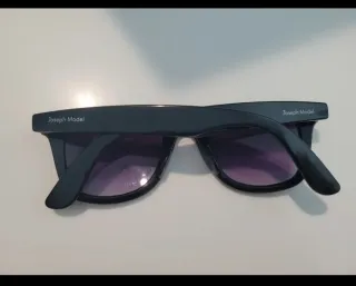 Occhiali da sole neri e viola