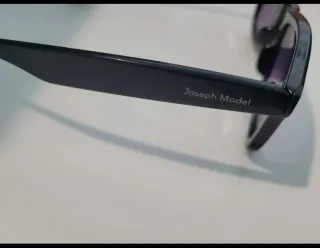 Occhiali da sole neri e viola