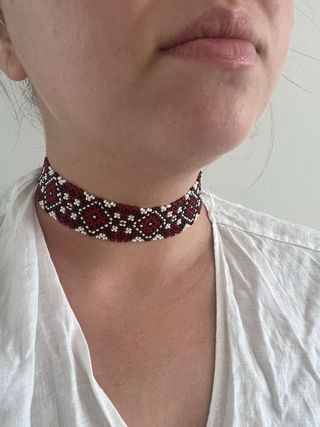 Collar tejido de cuentas rojo y vino