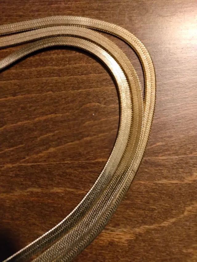 Girocollo multistrato effetto serpente