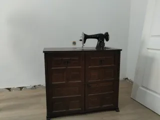 Máquina de coser antigua Alfa