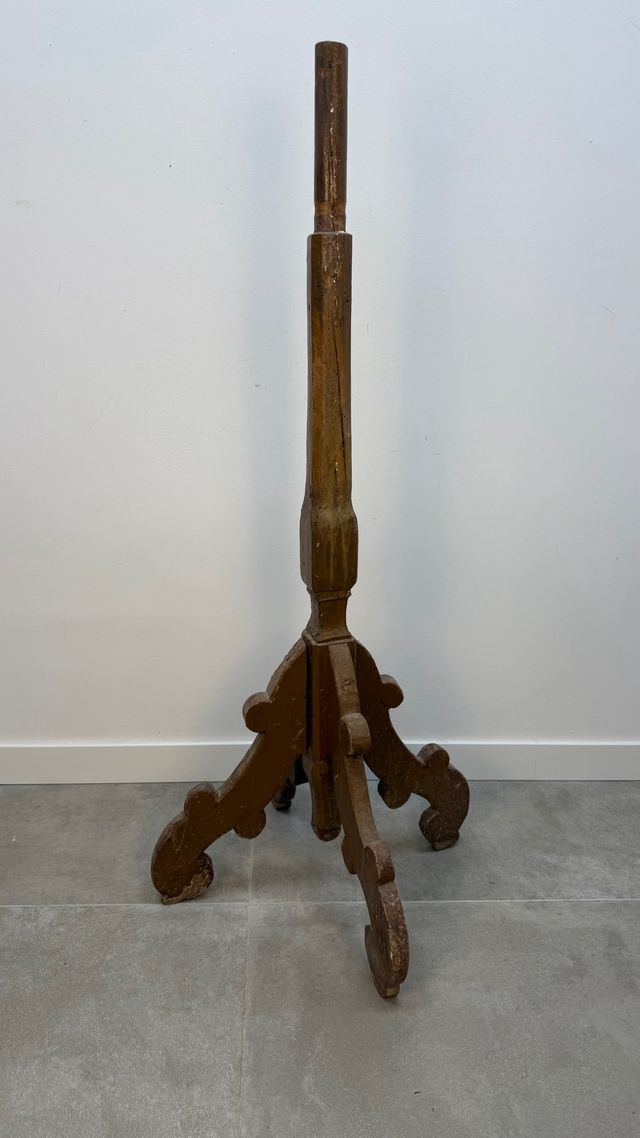 Pie o mástil de Madera Siglo XVIII. 131 cms alto