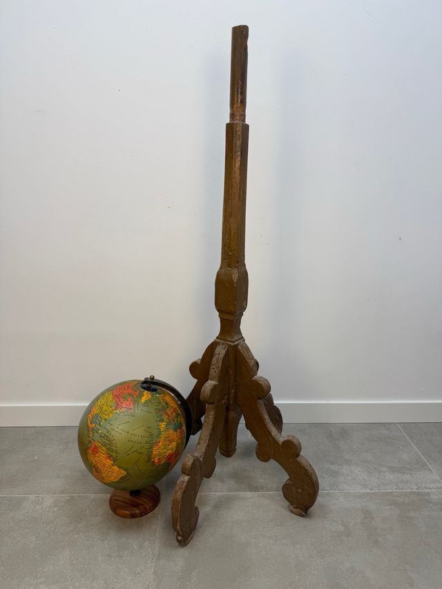Pie o mástil de Madera Siglo XVIII. 131 cms alto
