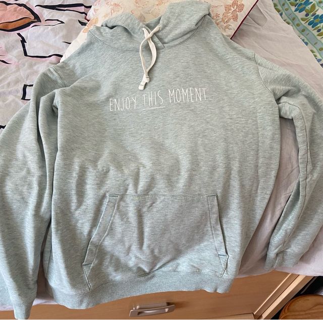 Sudadera verde con mensaje y capucha